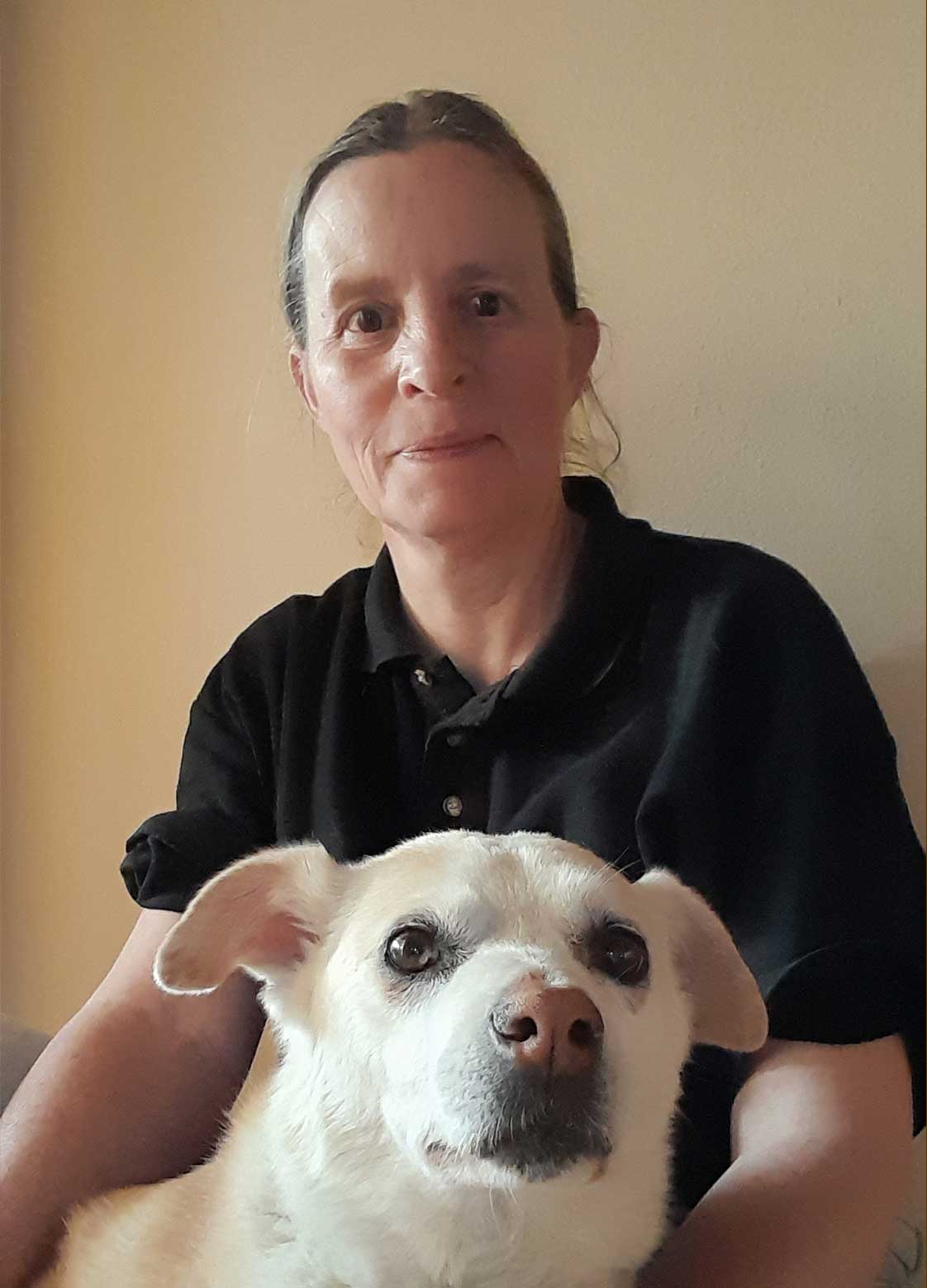 Tierheilpraktikerin Iris Malzkorn mit einem Hund